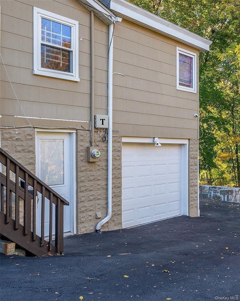 33 Hollowbrook Court N