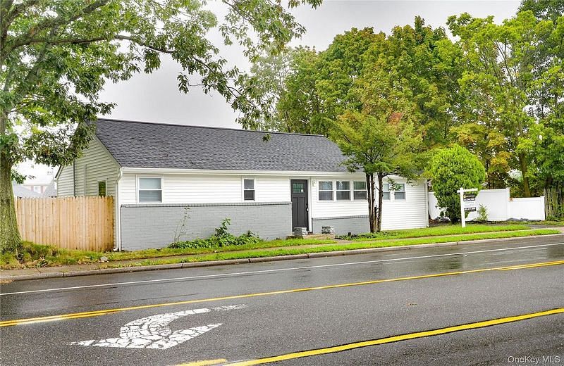 3323 Great Neck Road
