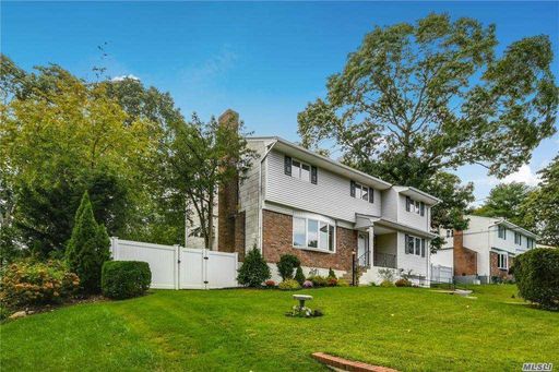 Image 1 of 30 for 32 Robin Dr in Long Island, Hauppauge, NY, 11788