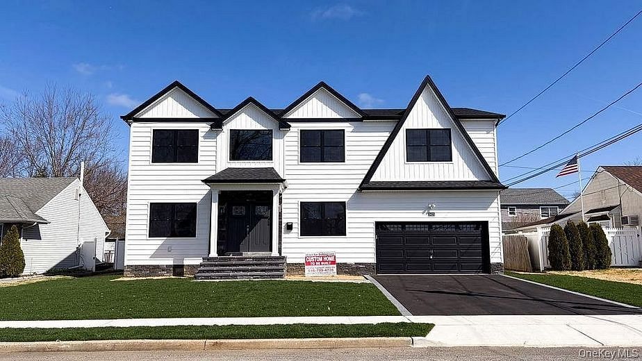 3421 Hawthorne Drive N