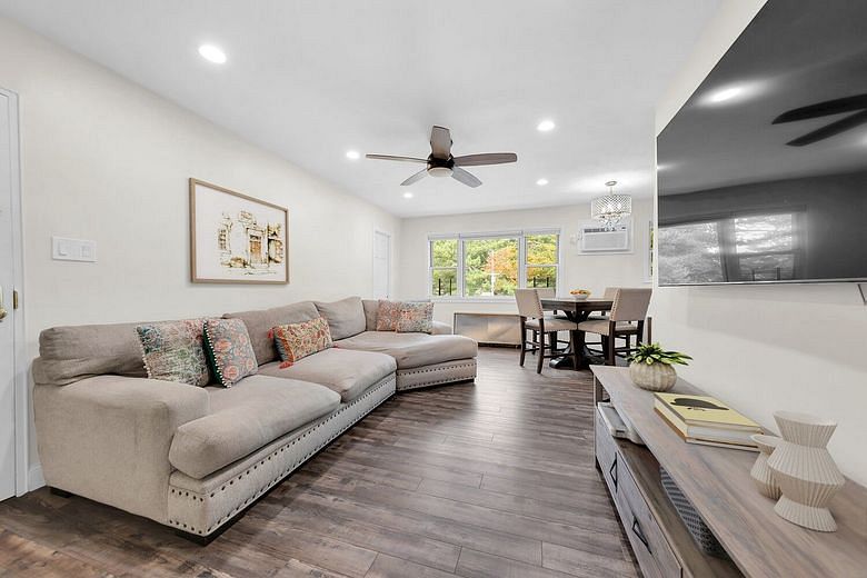 349 Bay 8th Street #2B