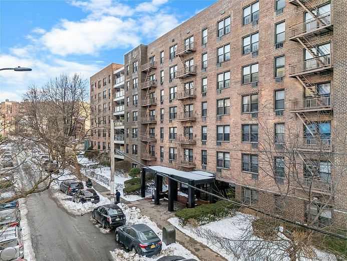 35-20 Leverich St #209