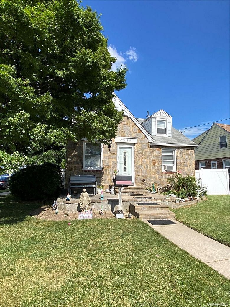 35 Nassau Boulevard
