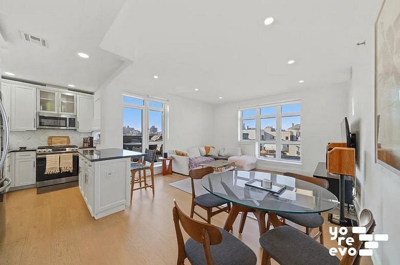 35 Underhill Avenue #B4I