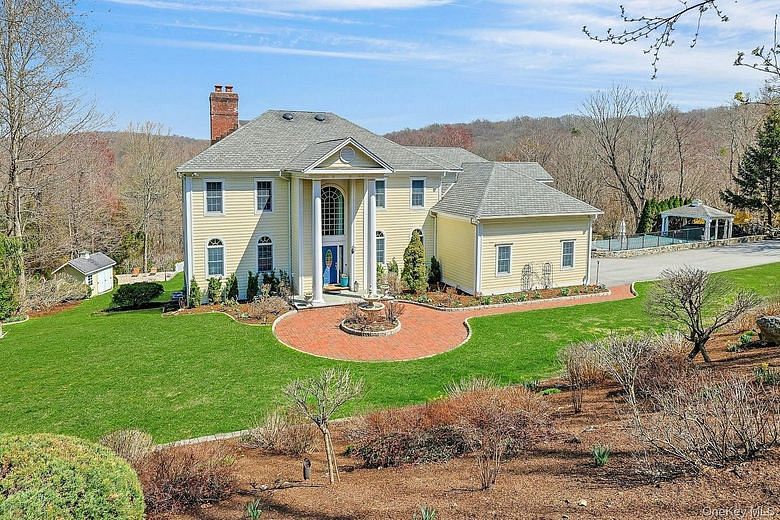 350 Wooded Hill Court