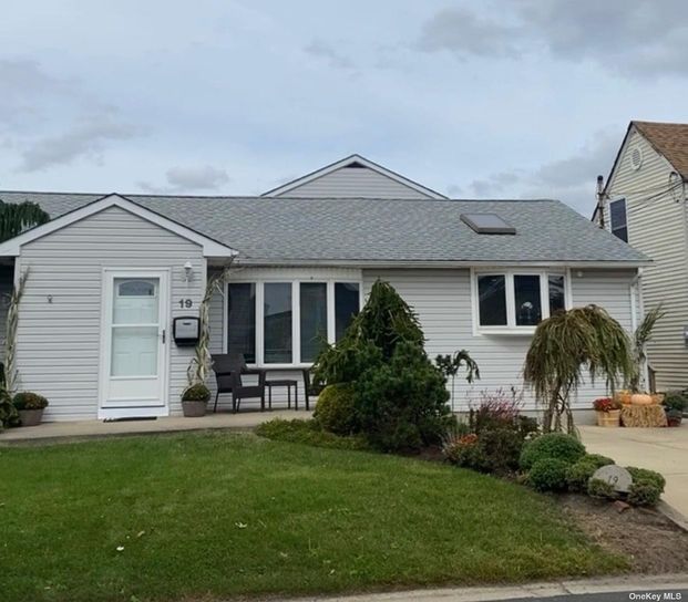 Image 1 of 28 for 19 Hayes Road in Long Island, Amityville, NY, 11701