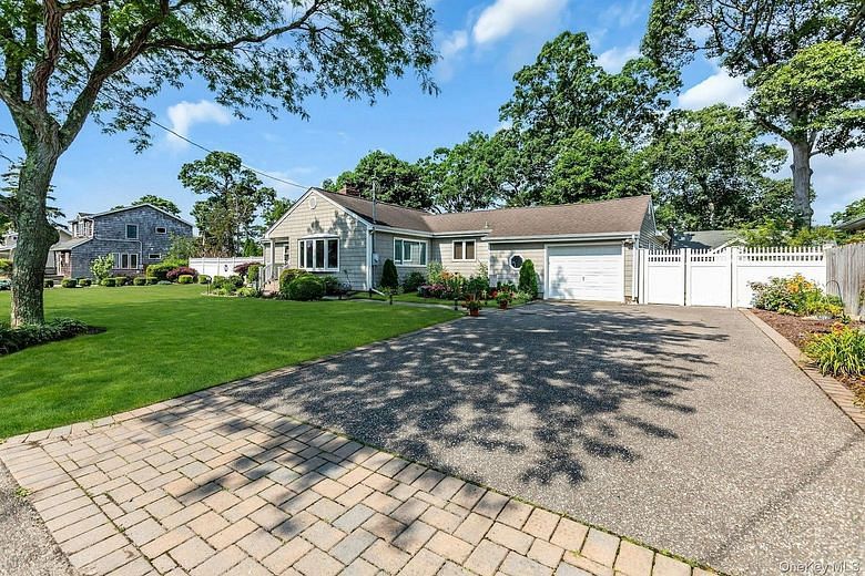 360 Bayport Avenue