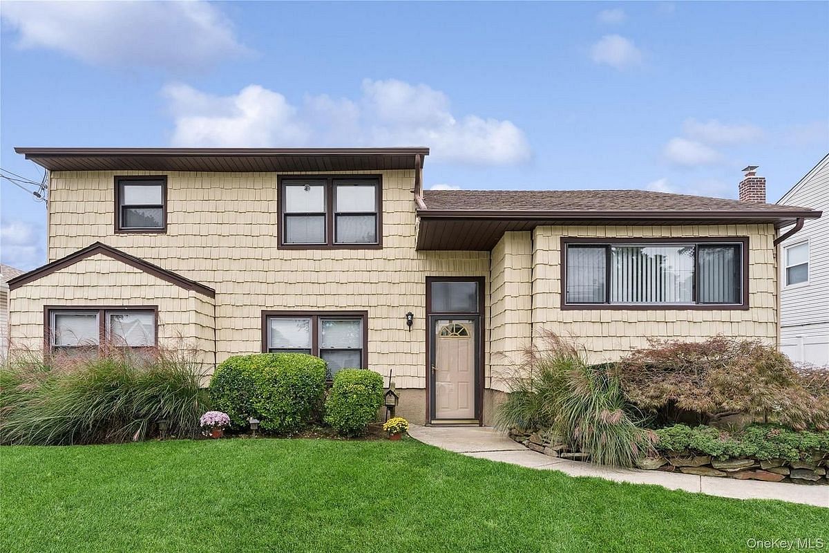 Image 1 of 24 for 3612 Ladonia Street in Long Island, Hempstead, NY, 11783