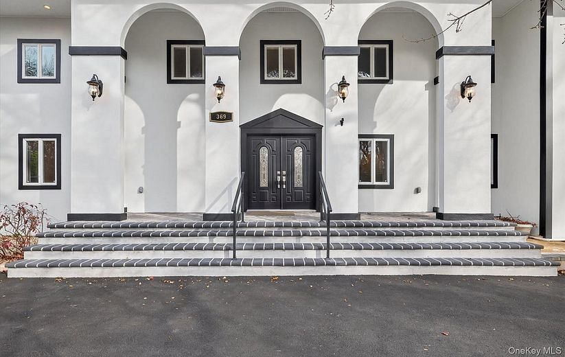 369 Vanderbilt Parkway