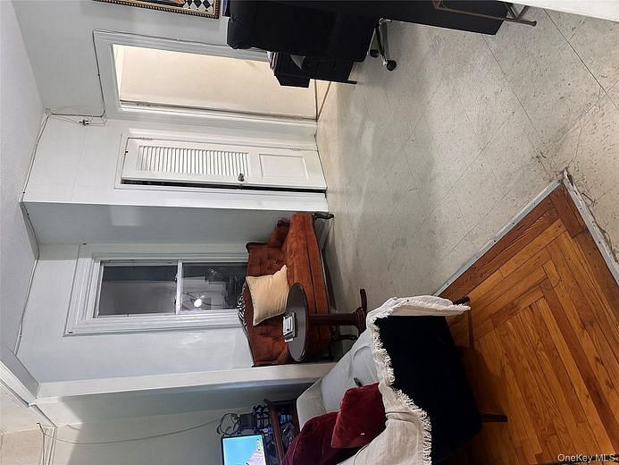 372 Bronx Park Avenue