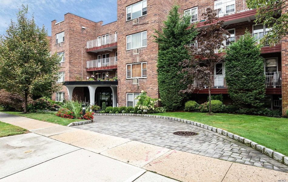 Image 1 of 24 for 25 Chapel Place #3G in Long Island, Great Neck, NY, 11021