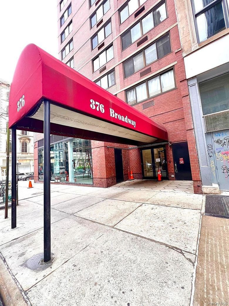 376 Broadway #11D