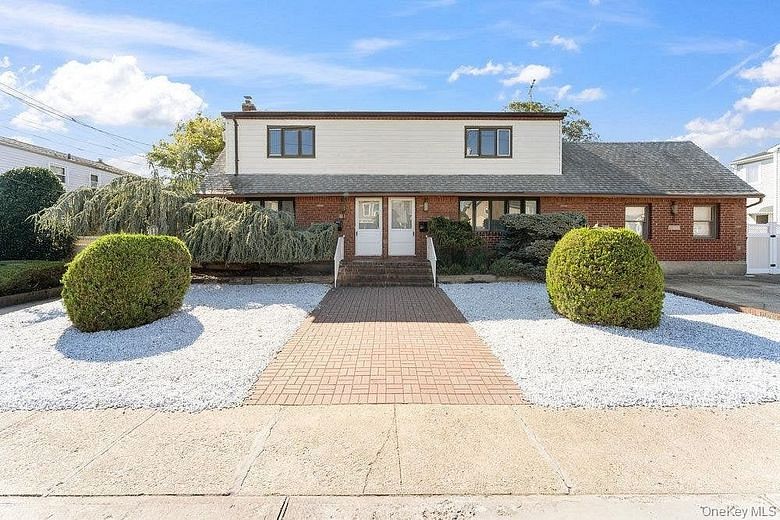 376 Hunnewell Avenue