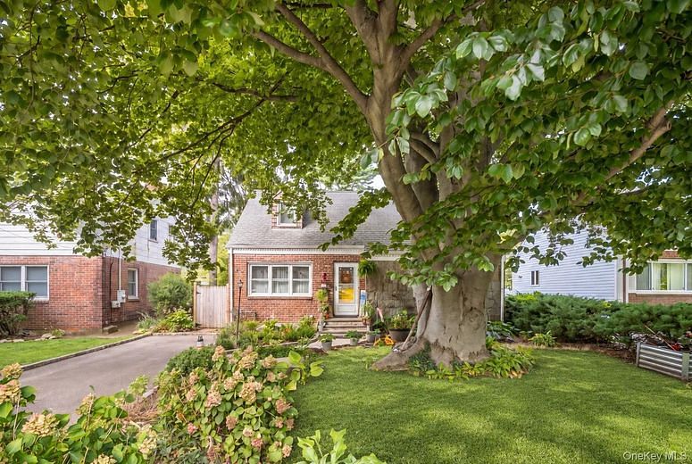 38 Middle Neck Road