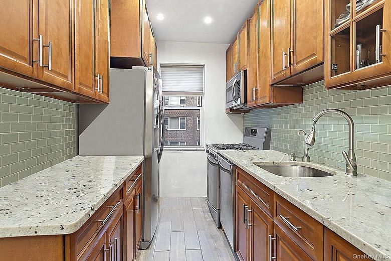 3850 Hudson Manor Terrace #3EW