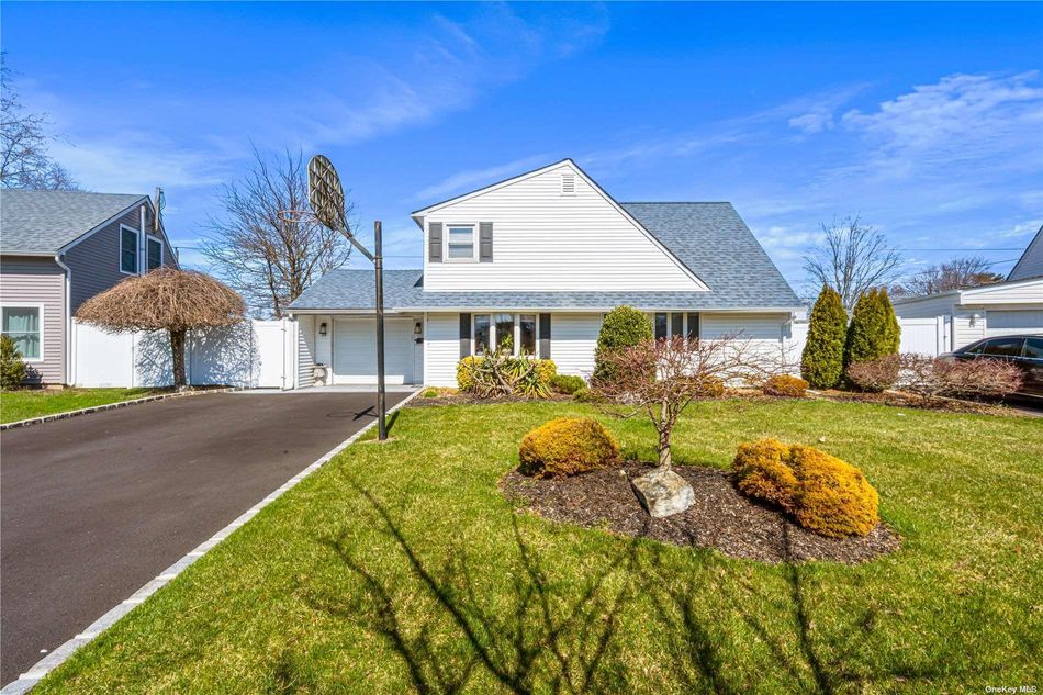 Image 1 of 22 for 39 Glazer Lane in Long Island, Levittown, NY, 11756