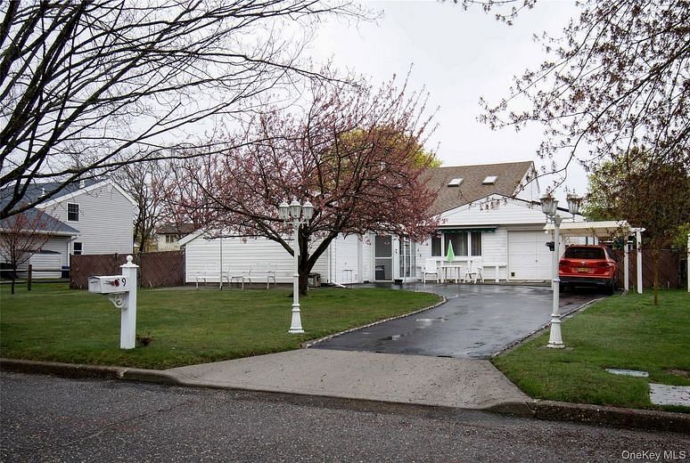 39 Narragansett Avenue