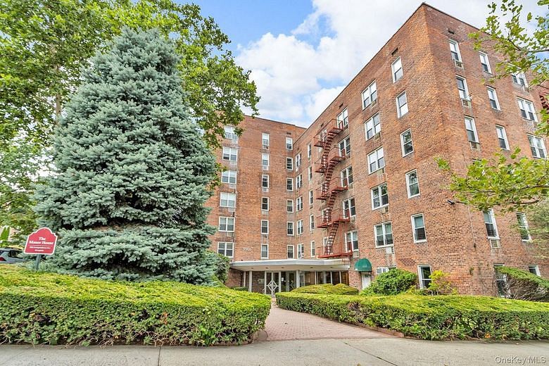 3901 Independence Avenue #4R