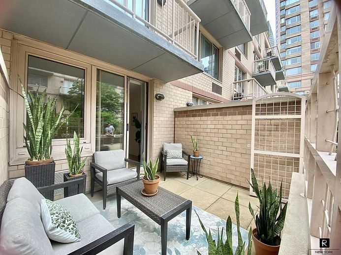 393 West 49th Street #2PP