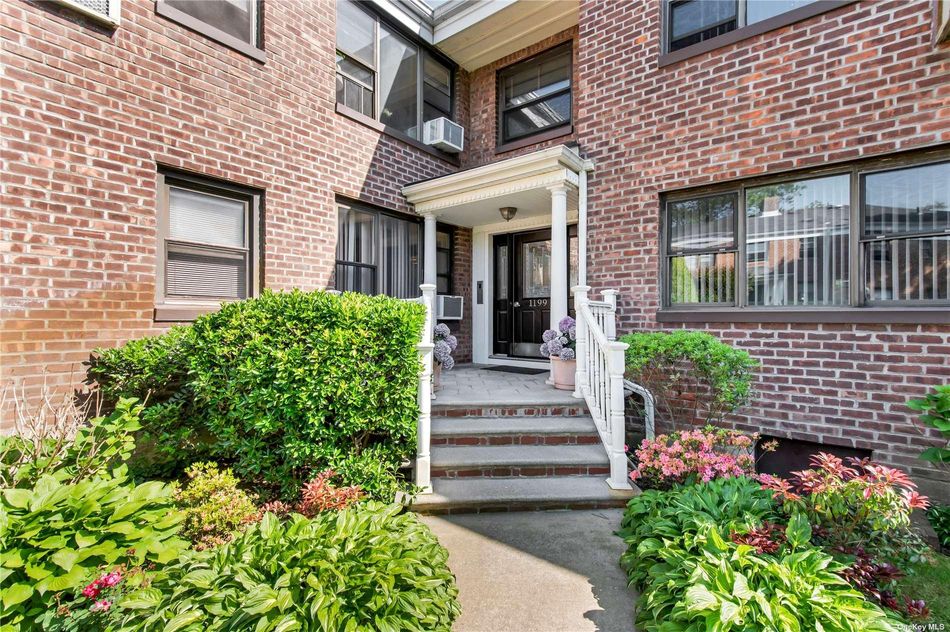 Image 1 of 15 for 1199 East Broadway #J-13 in Long Island, Hewlett, NY, 11557