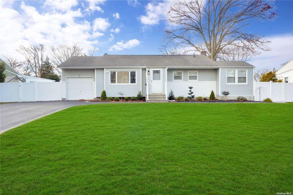 Image 1 of 20 for 4 Apple Lane in Long Island, Commack, NY, 11725