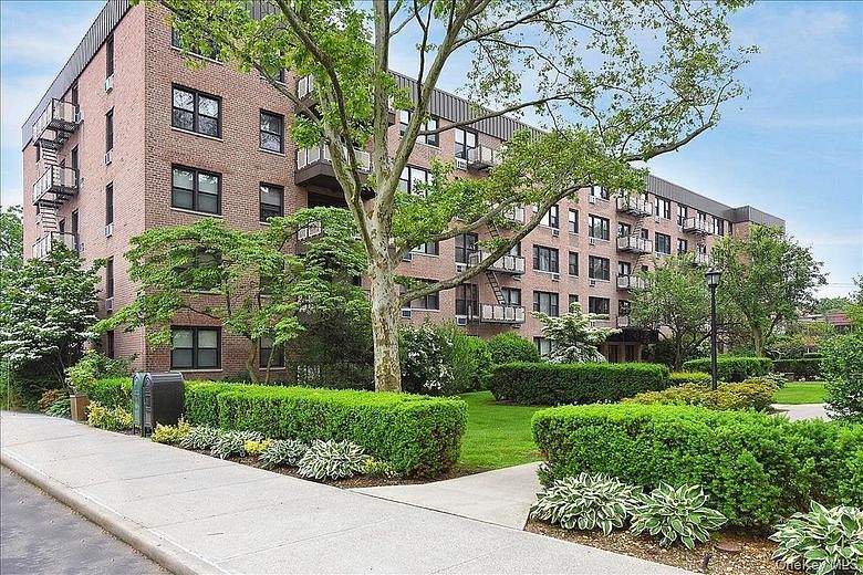 4 Birchwood Court #4J