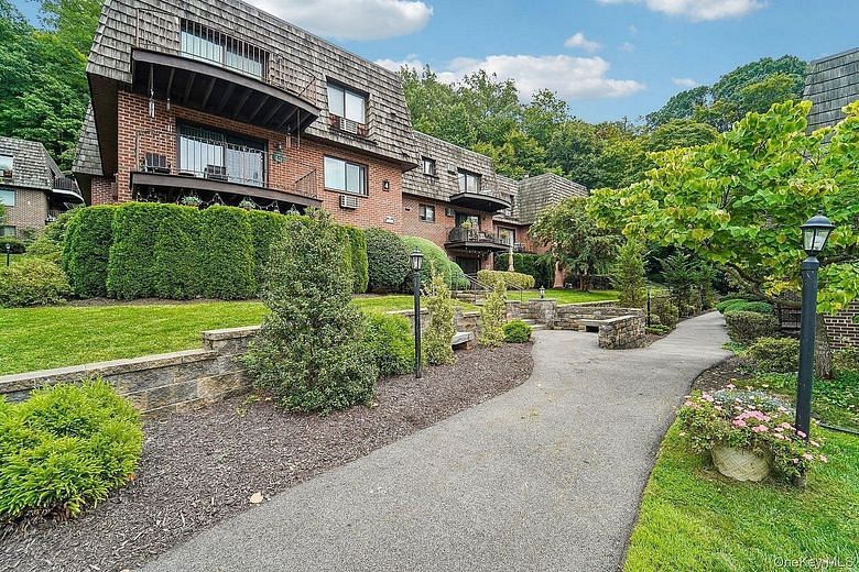 4 Briarcliff Drive S #9
