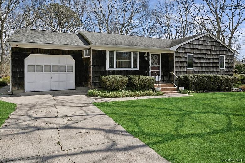 4 Columbine Avenue S