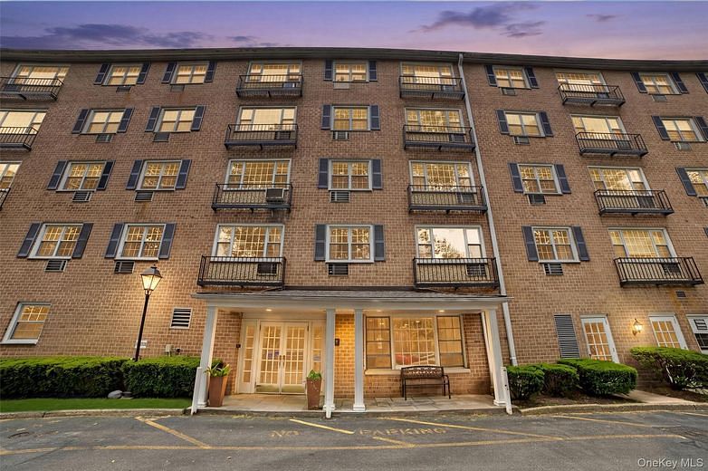 4 Consulate Drive #3C