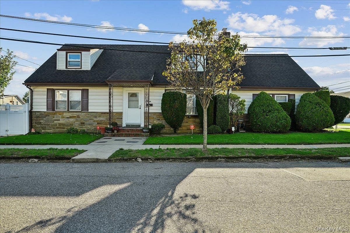 Image 1 of 34 for 4 E. Carpenter Street in Long Island, Hempstead, NY, 11580