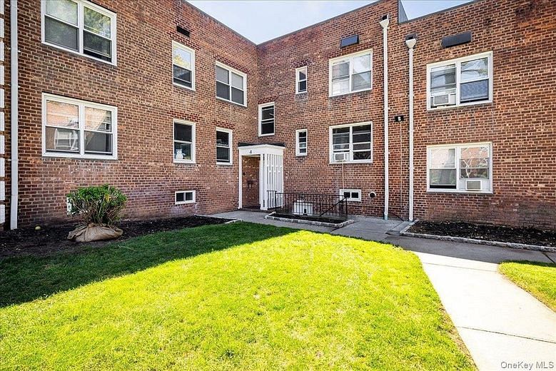 4 Edwards St #2F