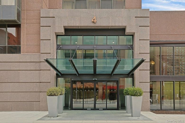 4 Martine Avenue #421