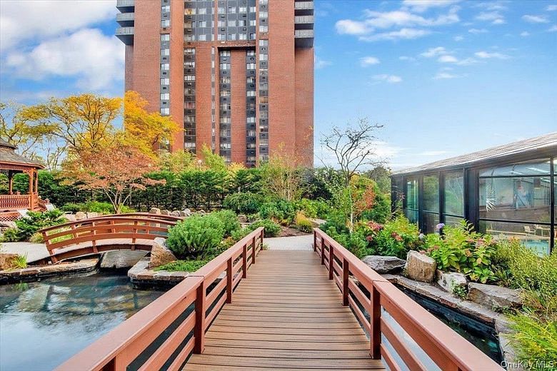 4 Martine Avenue #502