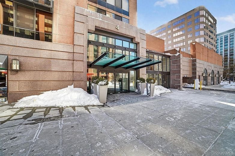 4 Martine Avenue #612