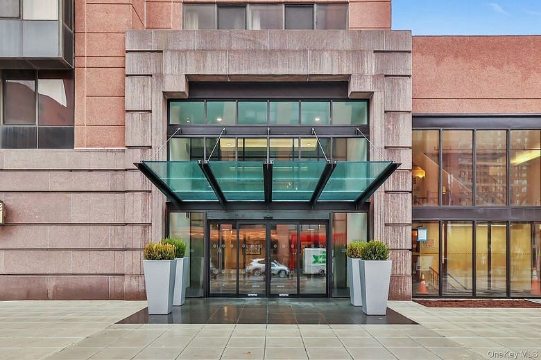 4 Martine Avenue #711