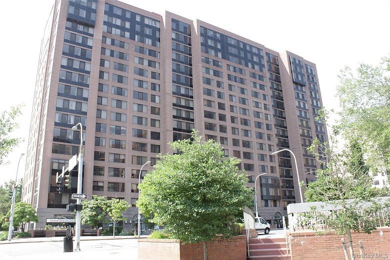 4 Martine Avenue #905