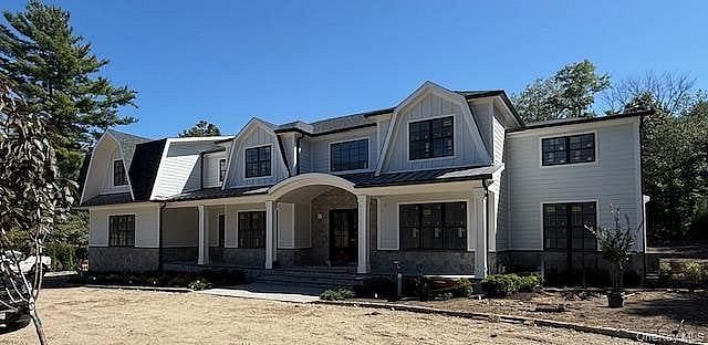 4 Middle Hollow Road