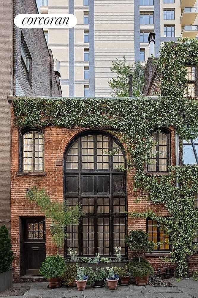 4 Sniffen Court