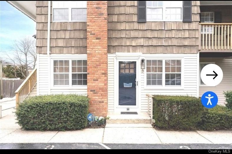 40 Canoe Place Rd #3