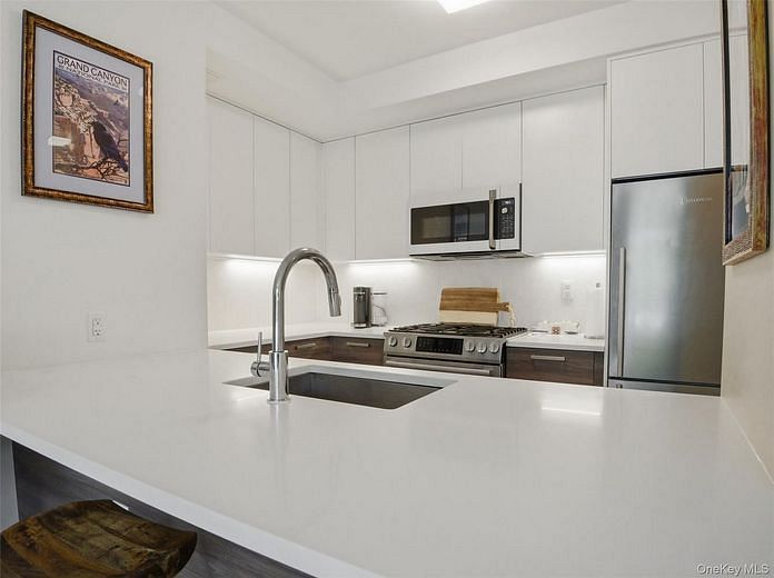40 Pinehurst Avenue #2D