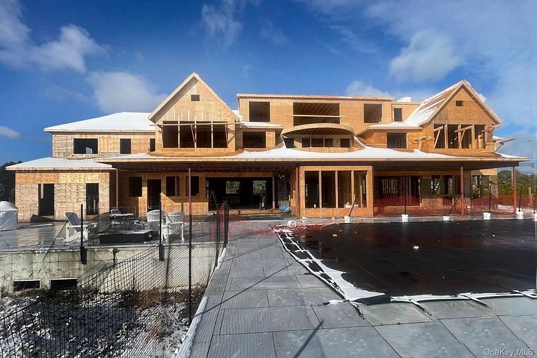 40 Quaquanantuck Lane