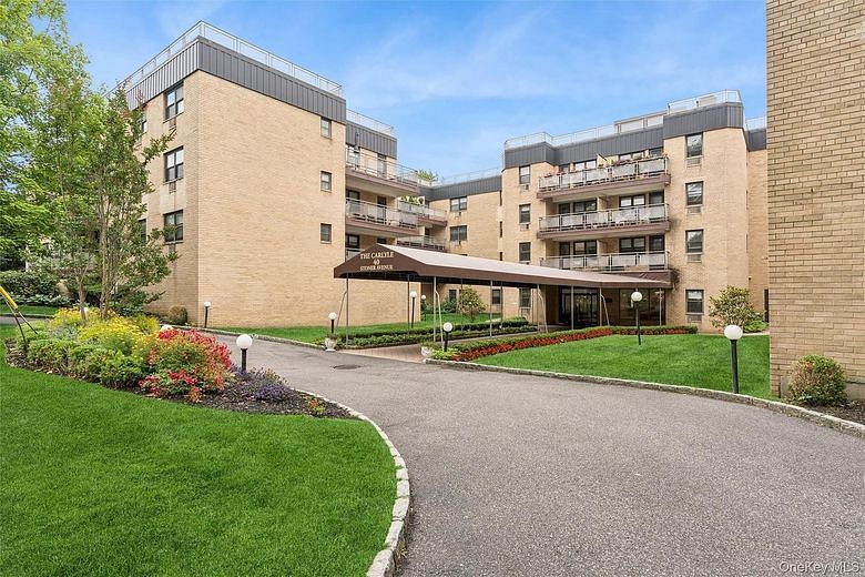 40 Stoner Avenue #1R