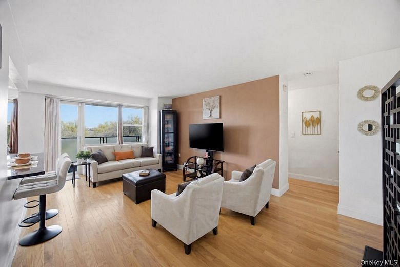 400 Cozine Avenue #5E