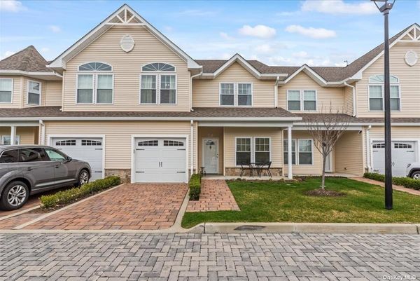 Image 1 of 36 for 402 Canoe Place #402 in Long Island, Copiague, NY, 11726