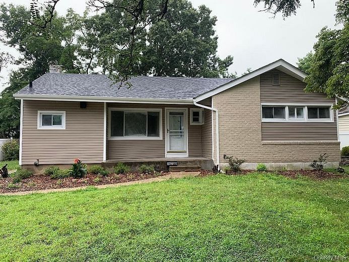 402 Leslie Lane