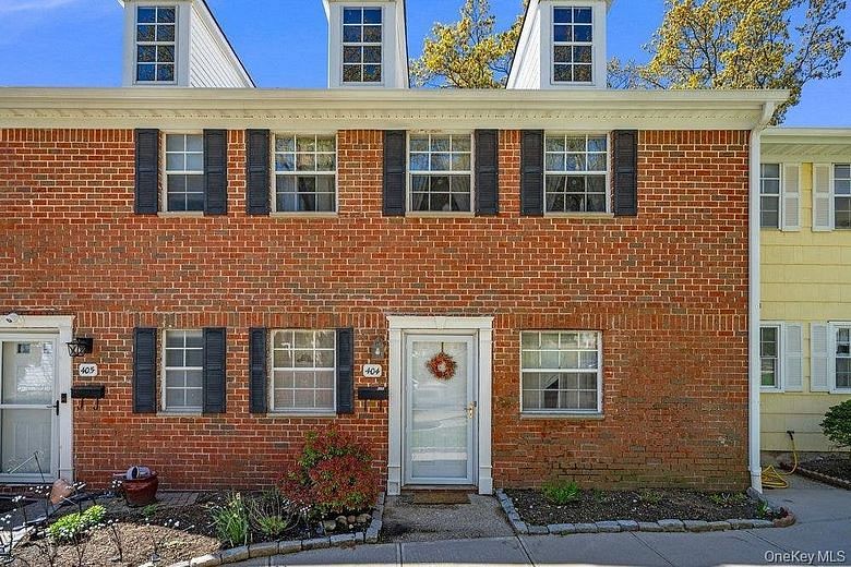 404 Towne House Village #404