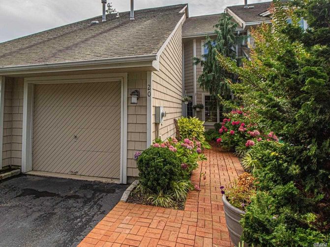 Image 1 of 27 for 20 Oakmont Ln in Long Island, Bay Shore, NY, 11706