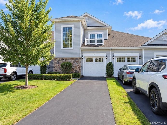 41 Greentree Court
