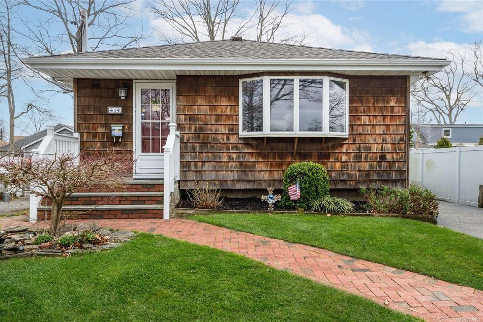 Image 1 of 20 for 414 Oak Neck Road in Long Island, West Islip, NY, 11795