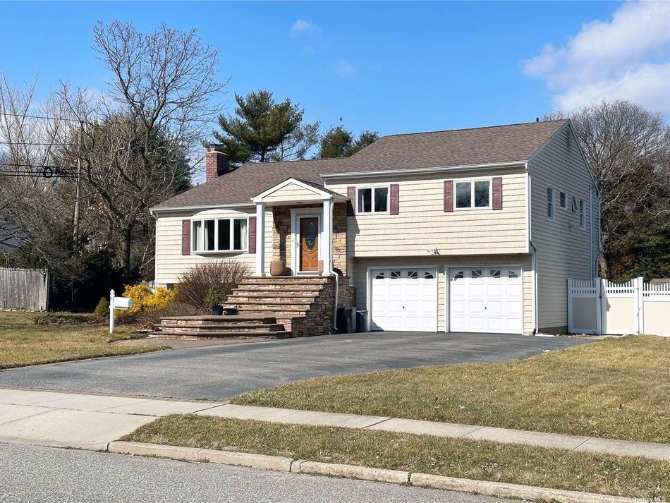 Image 1 of 36 for 4 Cutchogue Lane in Long Island, Commack, NY, 11725